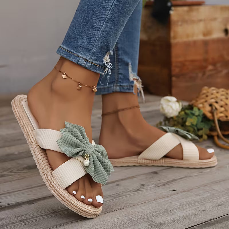 Ciabatte Donna con Fiocco Floreale e Suola in Rafia – Sandali Piatti Estivi Boho Mare Spiaggia