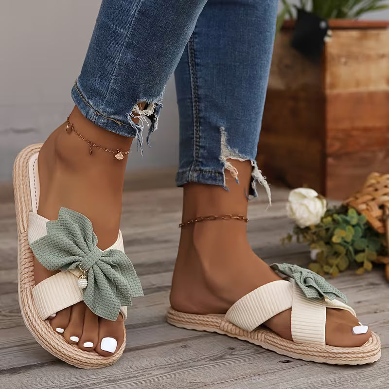 Ciabatte Donna con Fiocco Floreale e Suola in Rafia – Sandali Piatti Estivi Boho Mare Spiaggia