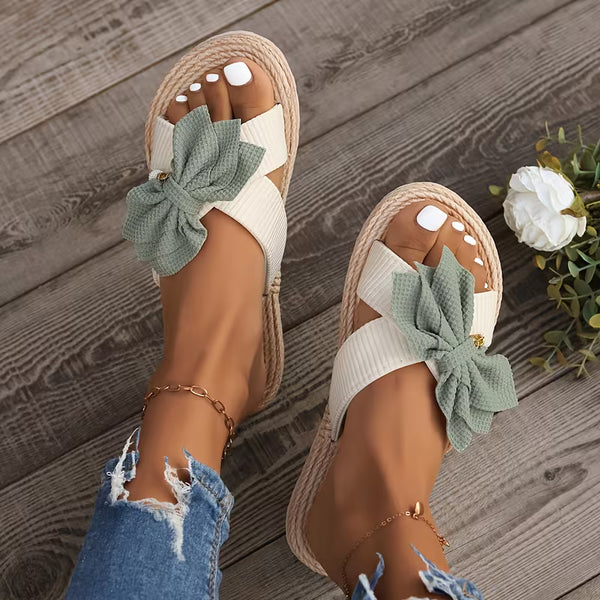 Ciabatte Donna con Fiocco Floreale e Suola in Rafia – Sandali Piatti Estivi Boho Mare Spiaggia