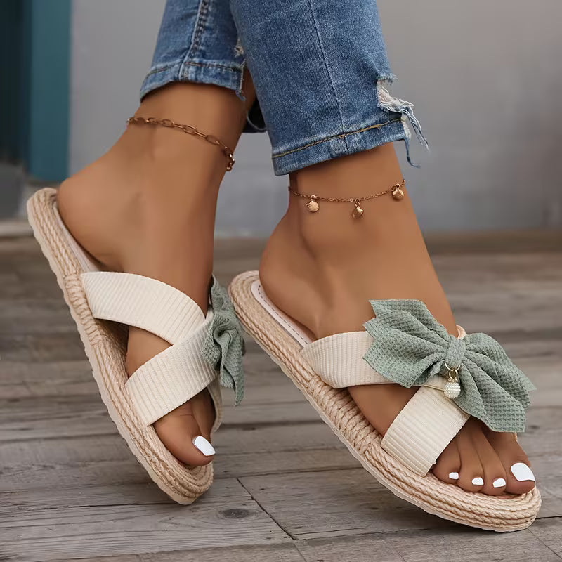 Ciabatte Donna con Fiocco Floreale e Suola in Rafia – Sandali Piatti Estivi Boho Mare Spiaggia